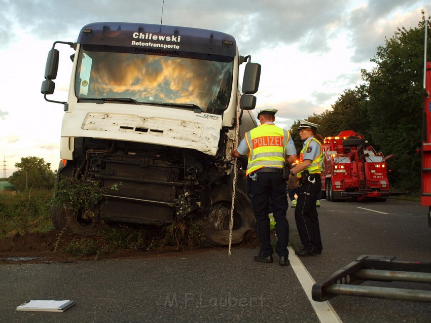 Schwerer VU Koeln Immendorf Kerkraderstr P464.JPG